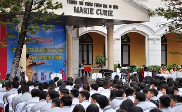 Học sinh trường phổ thông tư thục có quyền và nhiệm vụ theo quy định tại Điều lệ trường phổ thông; được hưởng chế độ, chính sách theo quy định của Nhà nước Học sinh trường phổ thông tư thục có quyền và nhiệm vụ theo quy định tại Điều lệ trường phổ thông; được hưởng chế độ, chính sách theo quy định của Nhà nước